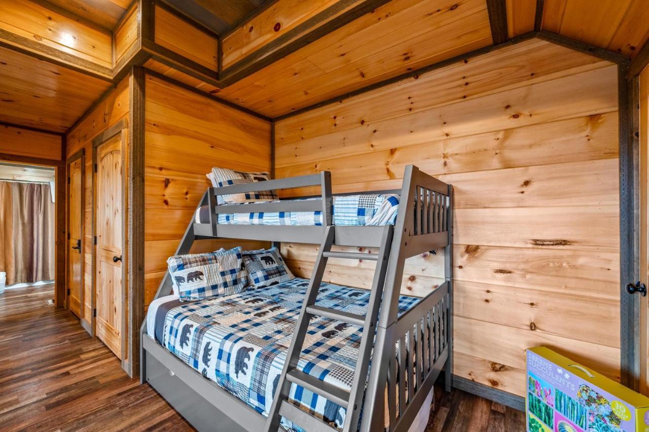 The Overlook '21 Cabin: Scenic Views with Hot Tub and Game Room Gatlinburg Exterior photo