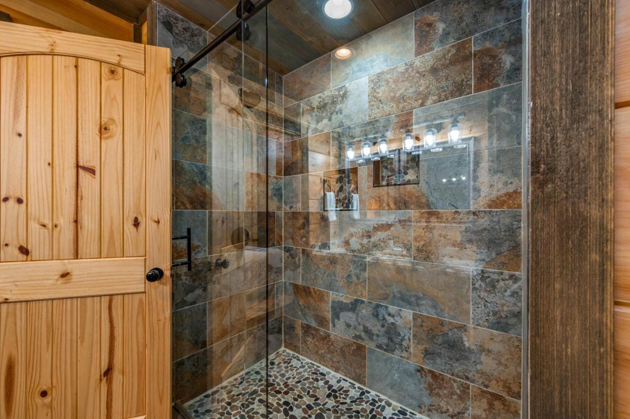 The Overlook '21 Cabin: Scenic Views with Hot Tub and Game Room Gatlinburg Exterior photo